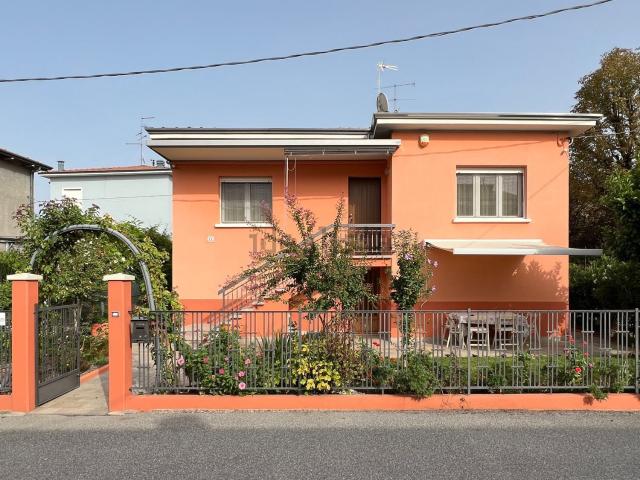 Villetta bifamiliare in vendita di 128 m² in Via Antonio Gramsci, 11