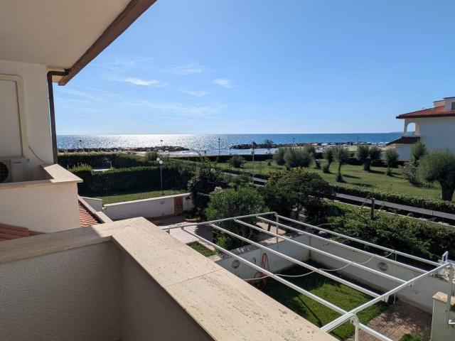 Villetta bifamiliare in vendita di 128 m² in Via Lago Di Nemi