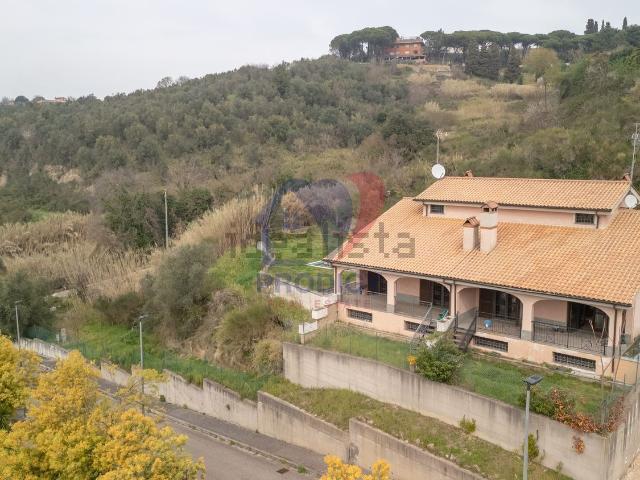 Villetta bifamiliare in vendita di 128 m² in Via Lazio, 11