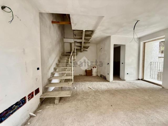 Villetta bifamiliare in vendita di 128 m² in Via Quadrobbio