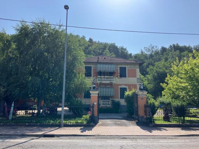 Villetta bifamiliare in vendita di 129 m² in Via Villalvernia, 32
