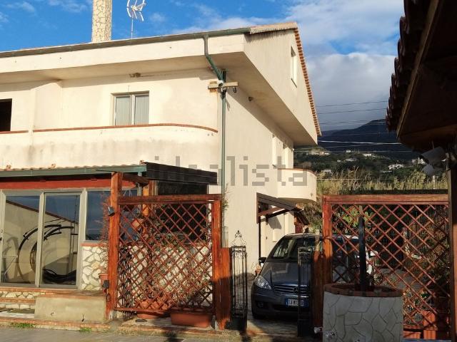 Villetta bifamiliare in vendita di 130 m² in Contrada Lago Sotto Strada
