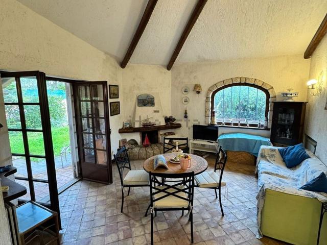 Villetta bifamiliare in vendita di 130 m² in Via Terracina, 110