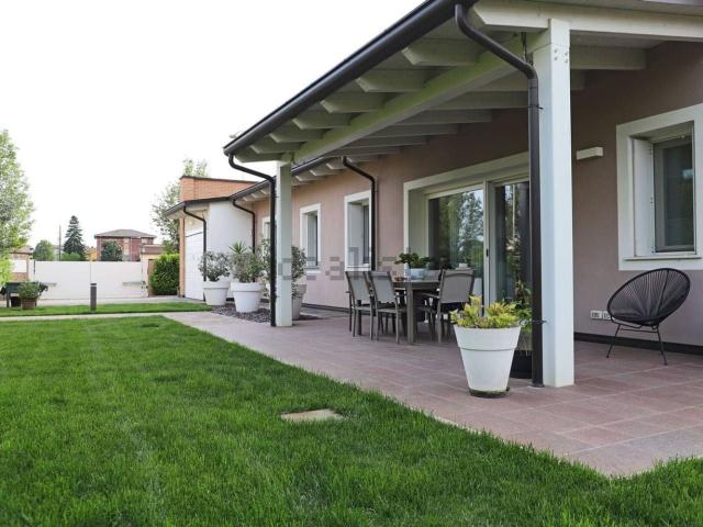 Villetta bifamiliare in vendita di 130 m² in Via Ugo Bianchi