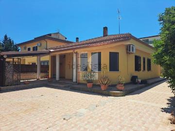 Villetta bifamiliare in vendita di 130 m² in Via Alaska