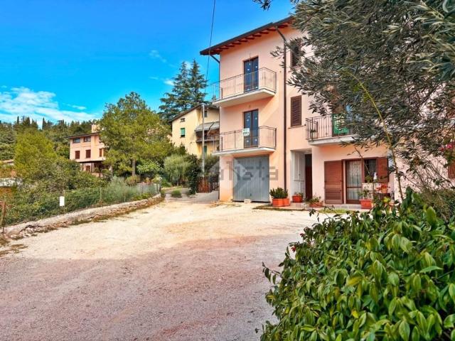 Villetta bifamiliare in vendita di 130 m² in Via Angelo Pennoni