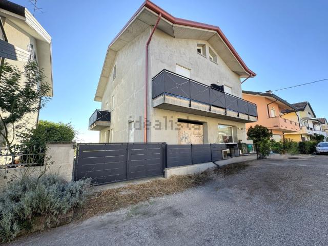 Villetta bifamiliare in vendita di 130 m² in Via Bruxelles