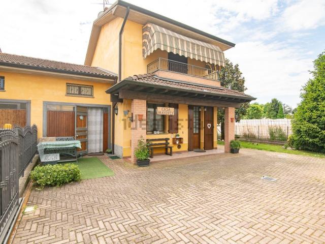 Villetta bifamiliare in vendita di 130 m² in Via Brusocchi, 38