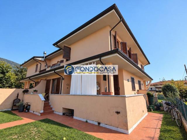Villetta bifamiliare in vendita di 130 m² in Via Caduti Per la Liberta