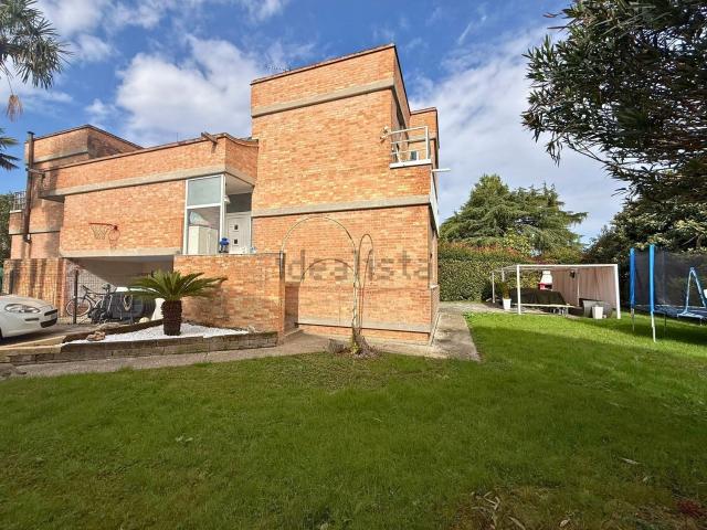 Villetta bifamiliare in vendita di 130 m² in Via dei Tulipani
