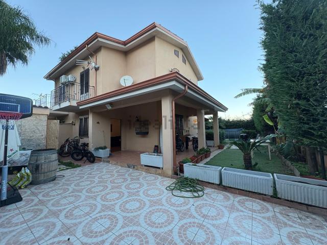 Villetta bifamiliare in vendita di 130 m² in Via del Geranio, 11