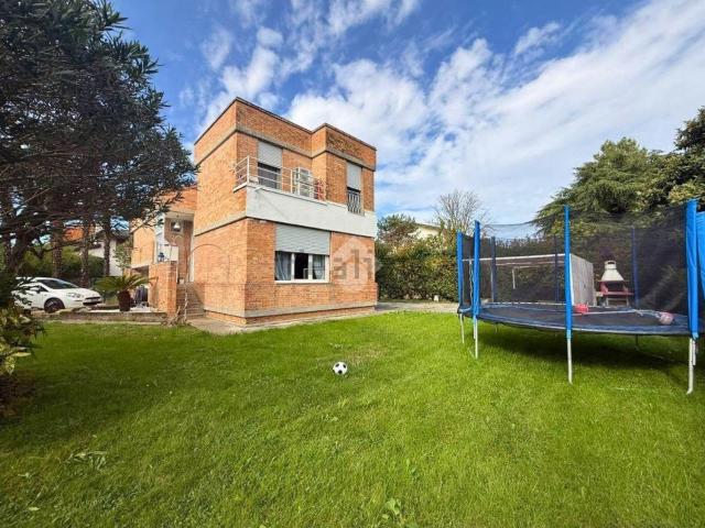 Villetta bifamiliare in vendita di 130 m² in Via Euripide