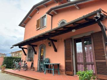 Villetta bifamiliare in vendita di 130 m² in Via Francesco Carrara, 237