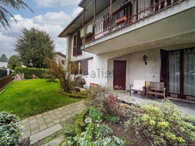 Villetta bifamiliare in vendita di 130 m² in Via Francesco Petrarca