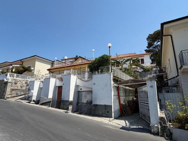 Villetta bifamiliare in vendita di 130 m² in Via G. D&apos Annunzio, 28