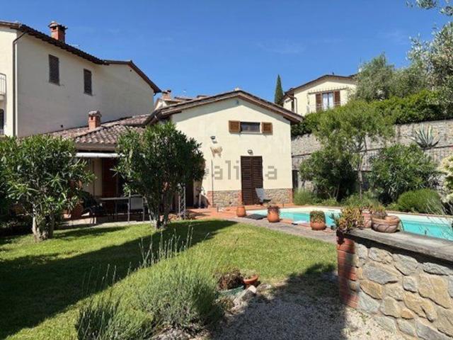 Villetta bifamiliare in vendita di 130 m² in Via Giovanni Pascoli