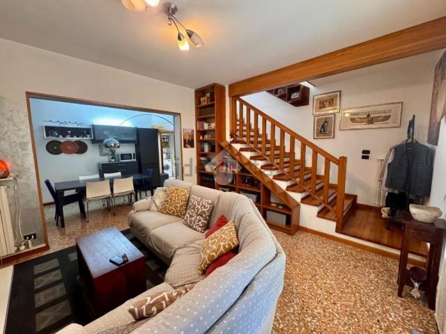 Villetta bifamiliare in vendita di 130 m² in Via Lusore, 24