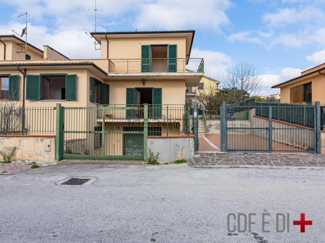Villetta bifamiliare in vendita di 130 m² in Via Mirtense, 1