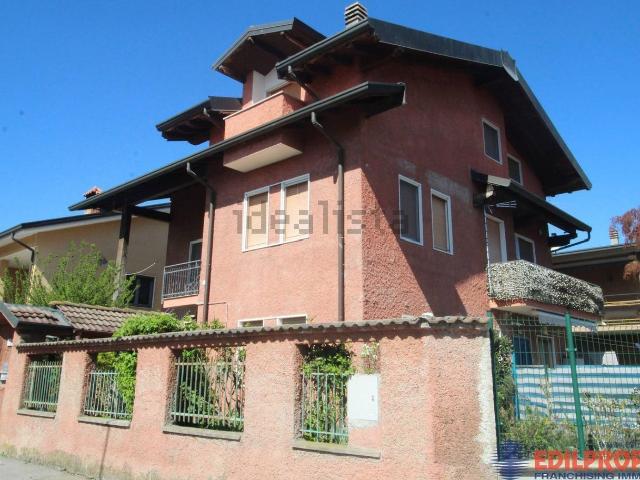 Villetta bifamiliare in vendita di 130 m² in Via Monte Rosa