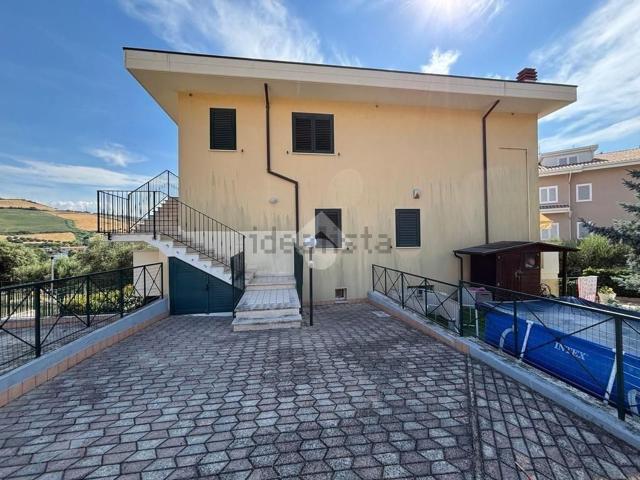 Villetta bifamiliare in vendita di 130 m² in Via Monteverdi, 15