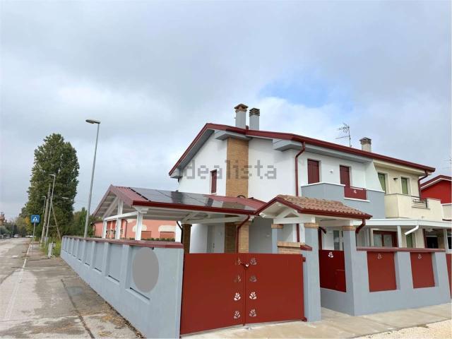 Villetta bifamiliare in vendita di 130 m² in Via Passo Fogolana