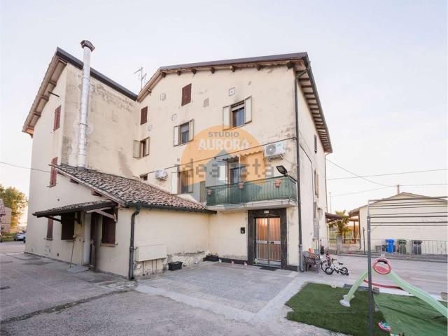 Villetta bifamiliare in vendita di 130 m² in Via Roncaglio