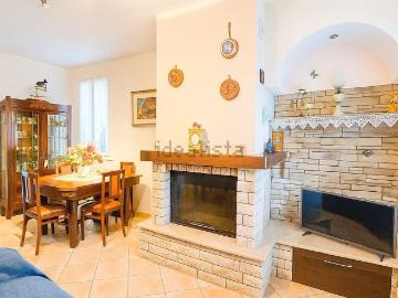 Villetta bifamiliare in vendita di 130 m² in Via Rocchetta