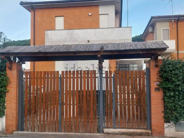 Villetta bifamiliare in vendita di 130 m² in Via San Felice Circeo, 7