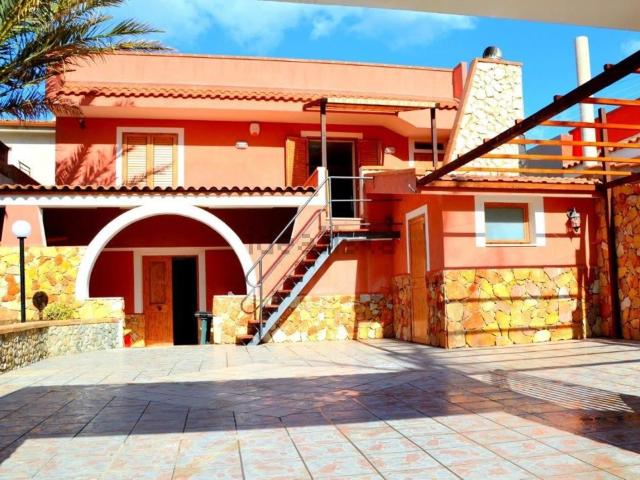 Villetta bifamiliare in vendita di 130 m² in Viale Sayonara