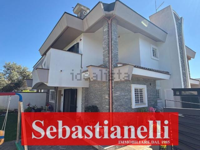 Villetta bifamiliare in vendita di 137 m² in Via dei Gigli, 58