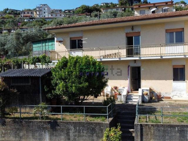 Villetta bifamiliare in vendita di 137 m² in Via Lenzetti, 51