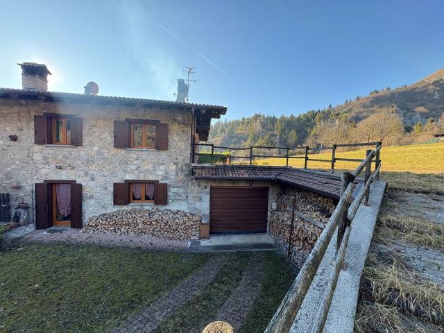 Villetta bifamiliare in vendita di 137 m² in Via Romentarek