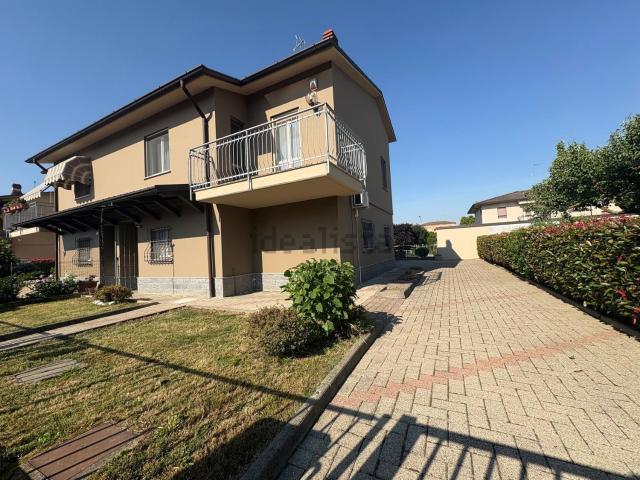 Villetta bifamiliare in vendita di 135 m² in Via XXV Aprile, 18