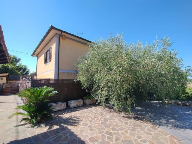 Villetta bifamiliare in vendita di 135 m² in Via Castel Ginnetti