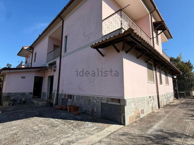 Villetta bifamiliare in vendita di 135 m² in Via degli Abeti