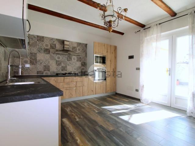 Villetta bifamiliare in vendita di 135 m² in Via della Valle, 25