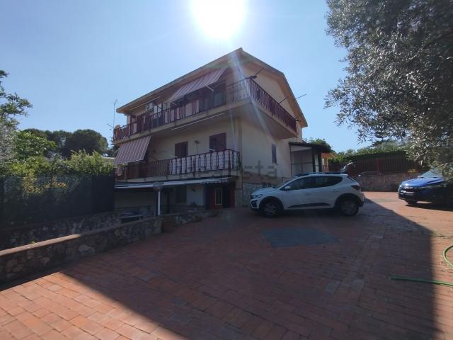 Villetta bifamiliare in vendita di 135 m² in Via Due Fontane