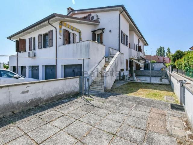 Villetta bifamiliare in vendita di 135 m² in Via Europa