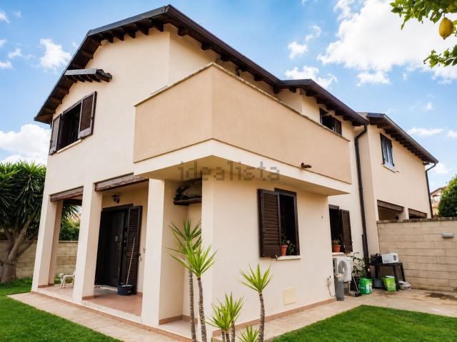 Villetta bifamiliare in vendita di 135 m² in Via Giovanni Falcone, 48