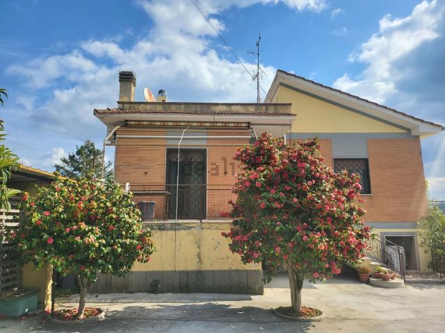 Villetta bifamiliare in vendita di 135 m² in Via Prelatura
