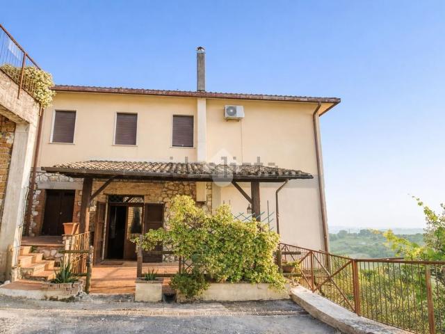 Villetta bifamiliare in vendita di 135 m² in Via Roma, 47
