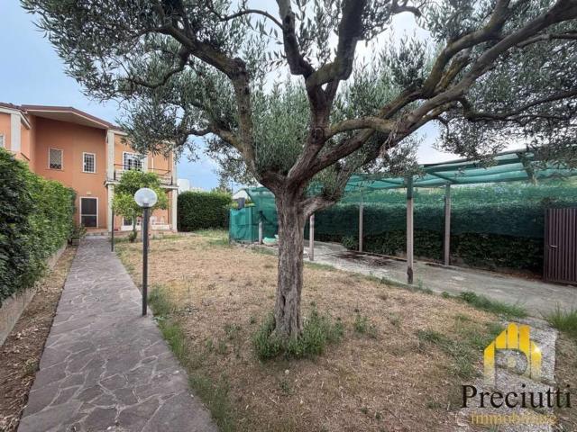 Villetta bifamiliare in vendita di 135 m² in Viale della Pineta di Fregene