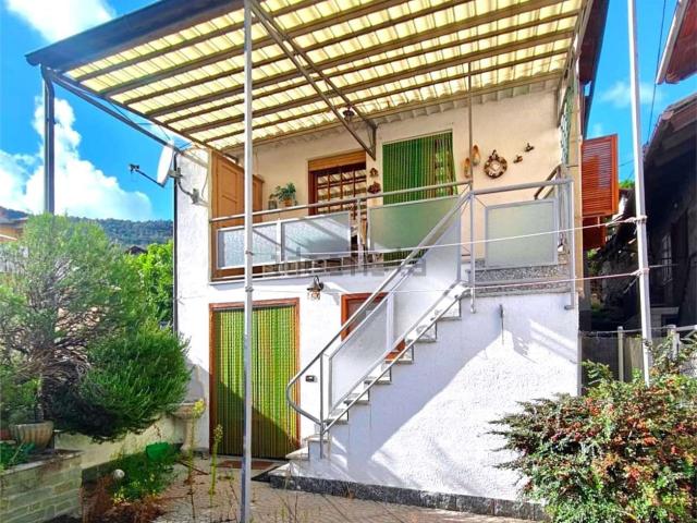 Villetta bifamiliare in vendita di 136 m² in Frazione Villa