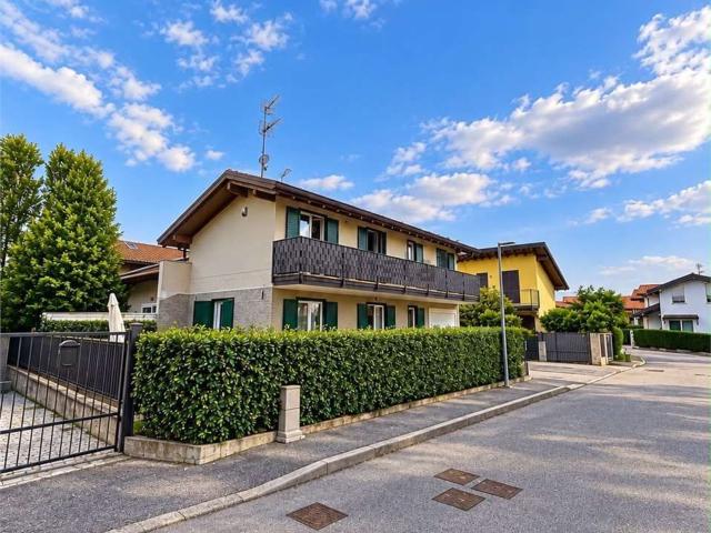 Villetta bifamiliare in vendita di 136 m² in Via dei Salici, 20