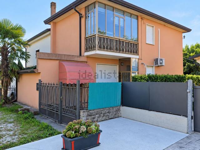 Villetta bifamiliare in vendita di 138 m² in Via Braggio
