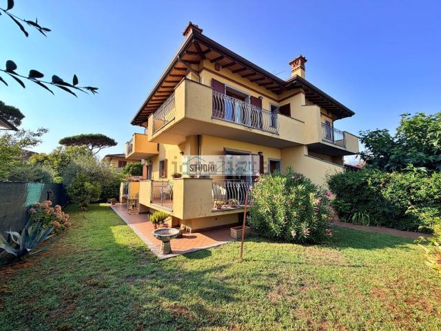 Villetta bifamiliare in vendita di 138 m² in Via Concordia