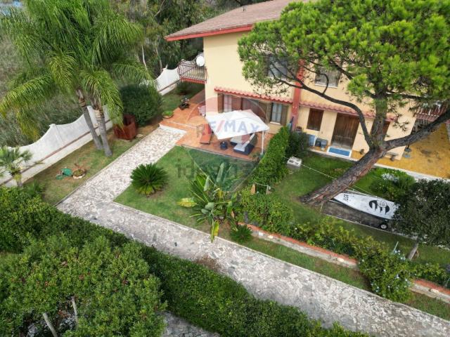 Villetta bifamiliare in vendita di 139 m² in Via delle Rose, 45