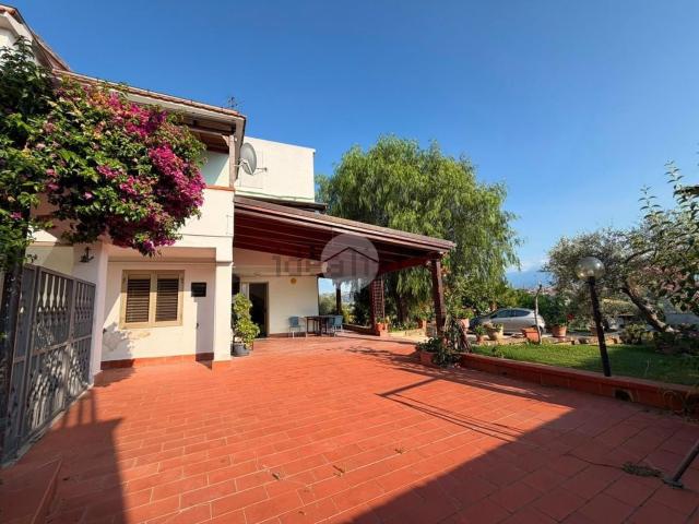 Villetta bifamiliare in vendita di 139 m² in Via Fonte Catena, 17