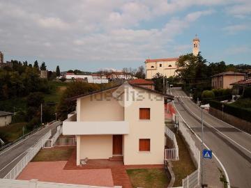 Villetta bifamiliare in vendita di 243 m² in Via Calavena Alta, 73