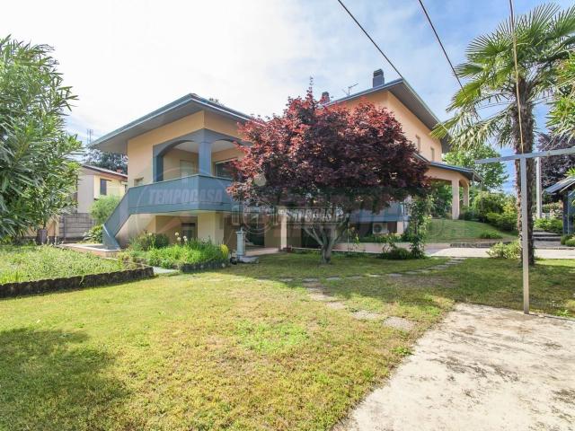 Villetta bifamiliare in vendita di 243 m² in Via Montello, 98
